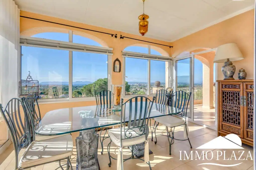Elegant villa with swimming pool and splendid sea view in Rosas, big plot of more than 1.000m2 !