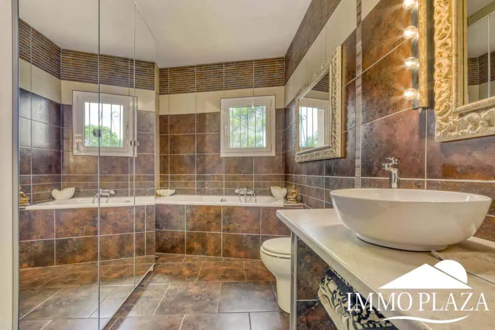 Elegant villa with swimming pool and splendid sea view in Rosas, big plot of more than 1.000m2 !
