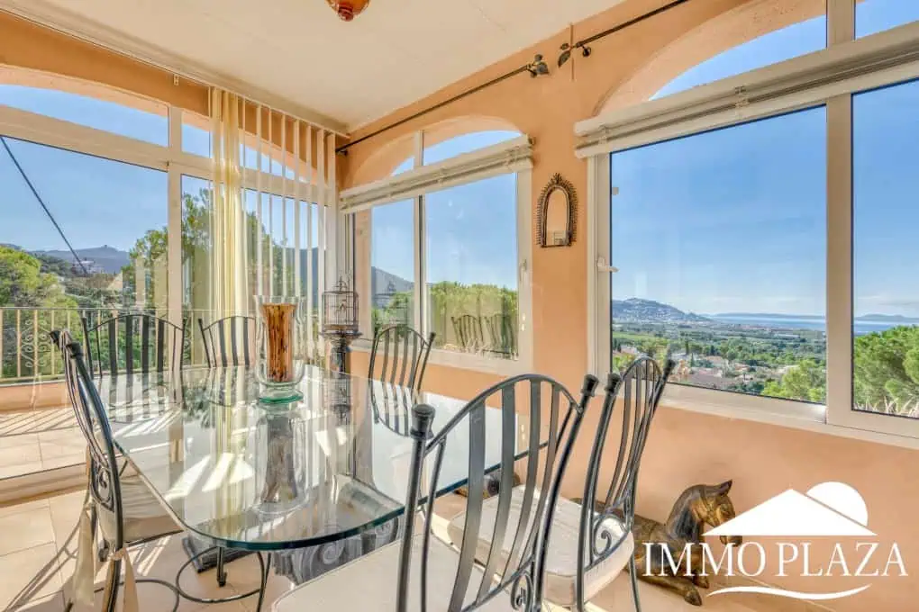 Elegant villa with swimming pool and splendid sea view in Rosas, big plot of more than 1.000m2 !