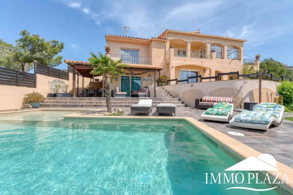 Elegant villa with swimming pool and splendid sea view in Rosas, big plot of more than 1.000m2 !