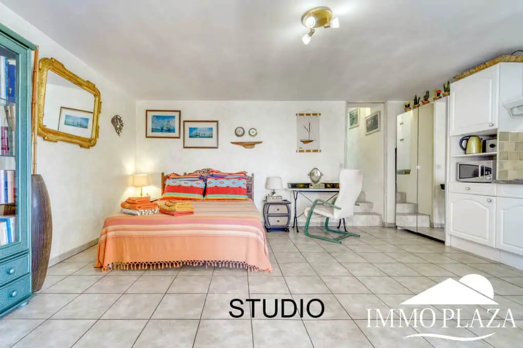Elegant villa with swimming pool and splendid sea view in Rosas, big plot of more than 1.000m2 !