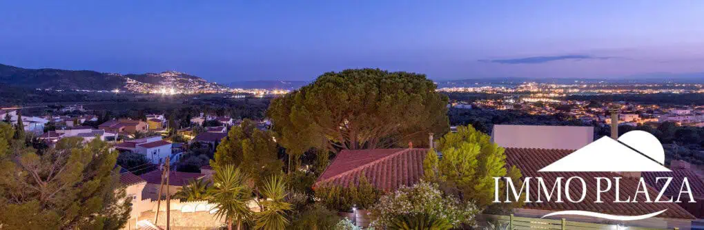 Elegant villa with swimming pool and splendid sea view in Rosas, big plot of more than 1.000m2 !