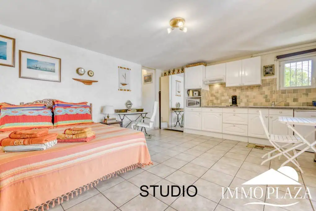 Elegant villa with swimming pool and splendid sea view in Rosas, big plot of more than 1.000m2 !