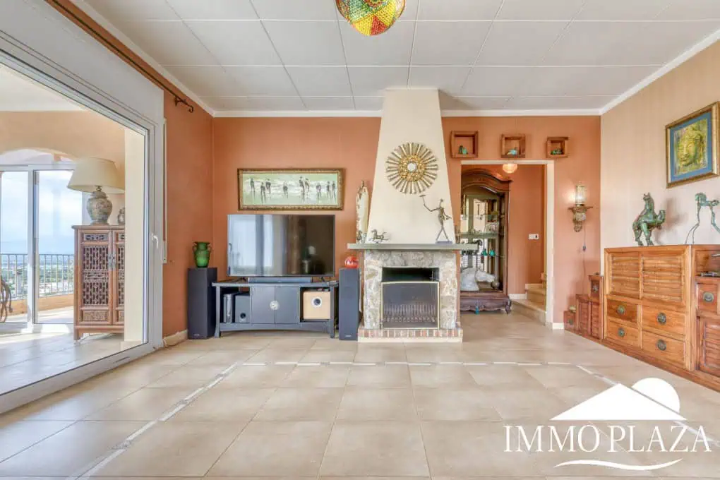 Elegant villa with swimming pool and splendid sea view in Rosas, big plot of more than 1.000m2 !