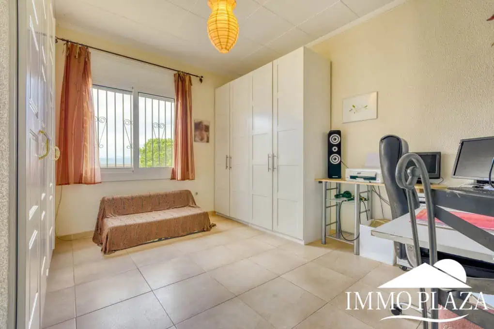 Elegant villa with swimming pool and splendid sea view in Rosas, big plot of more than 1.000m2 !