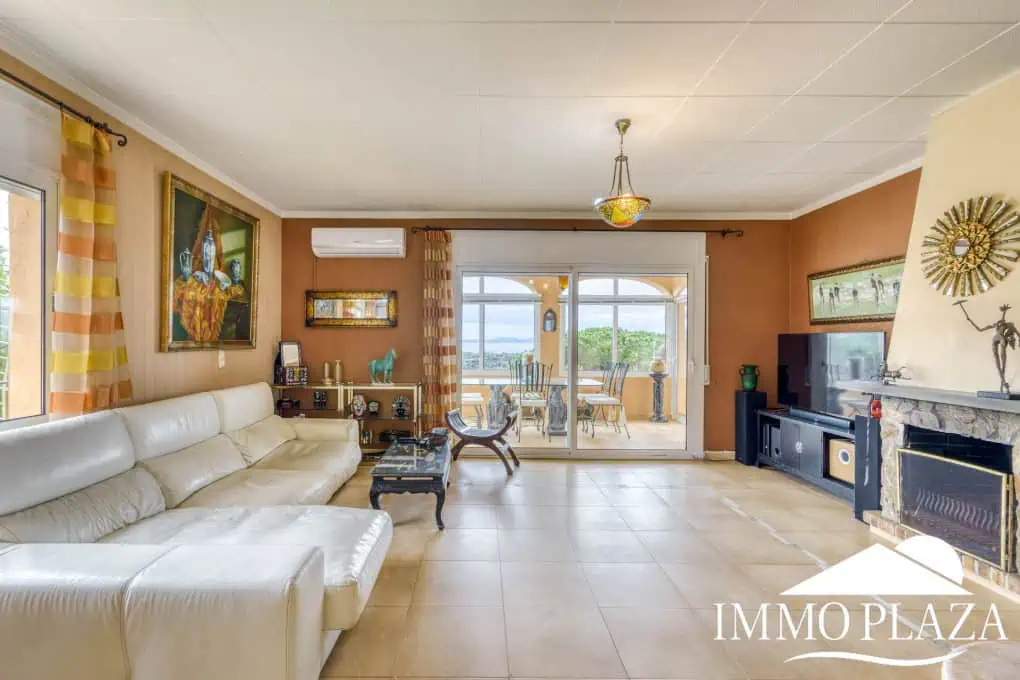 Elegant villa with swimming pool and splendid sea view in Rosas, big plot of more than 1.000m2 !