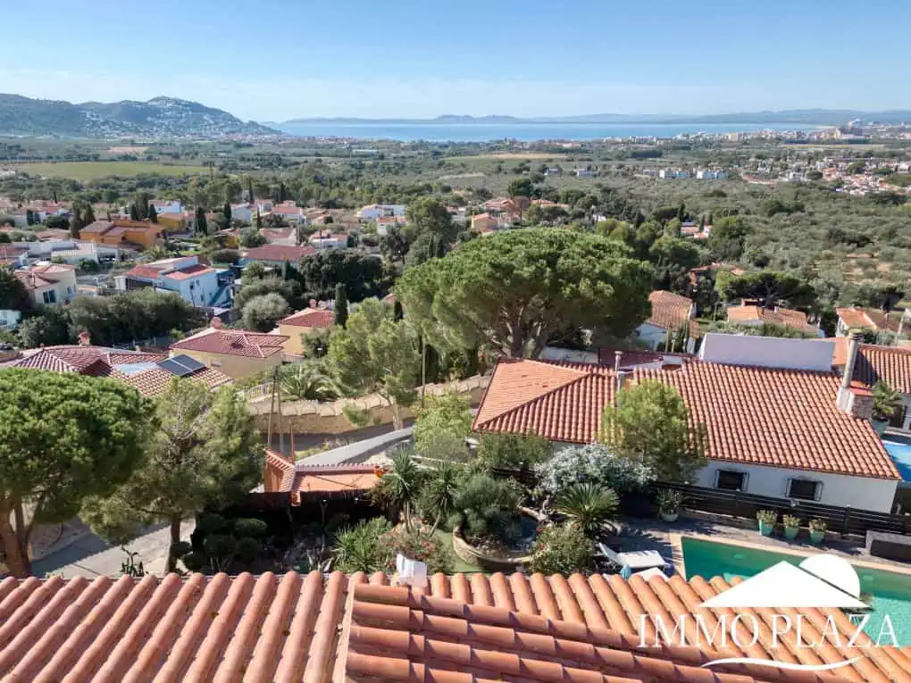 Elegant villa with swimming pool and splendid sea view in Rosas, big plot of more than 1.000m2 !