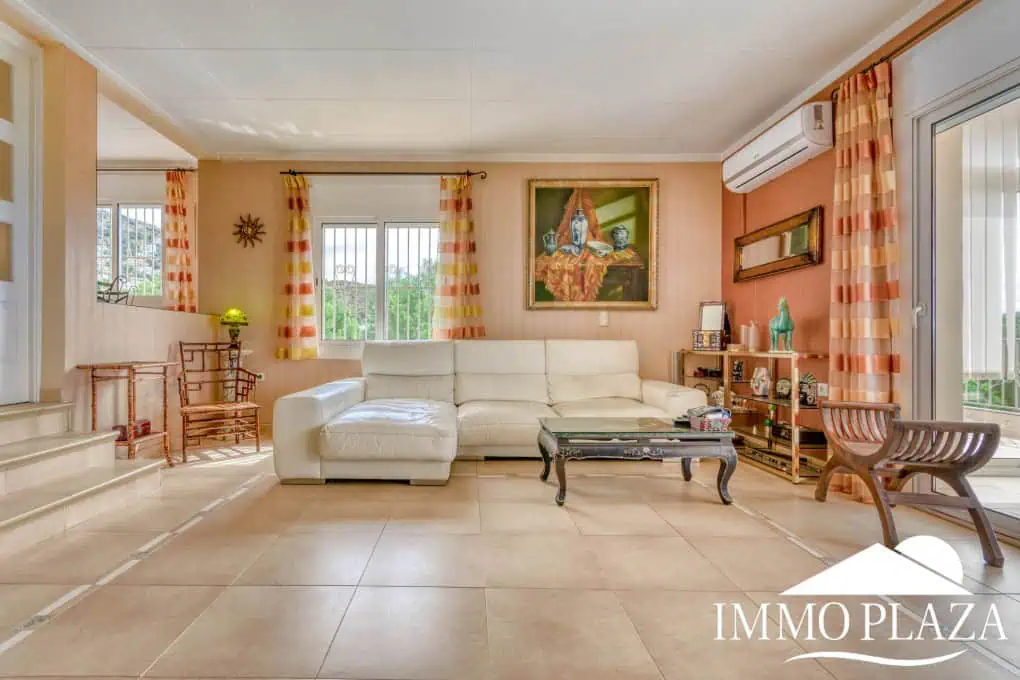 Elegant villa with swimming pool and splendid sea view in Rosas, big plot of more than 1.000m2 !