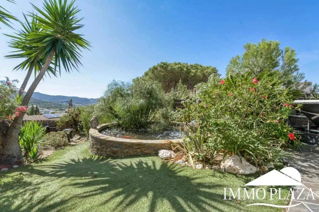 Elegant villa with swimming pool and splendid sea view in Rosas, big plot of more than 1.000m2 !