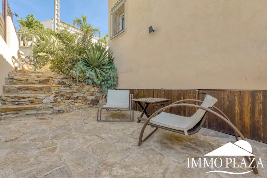 Elegant villa with swimming pool and splendid sea view in Rosas, big plot of more than 1.000m2 !