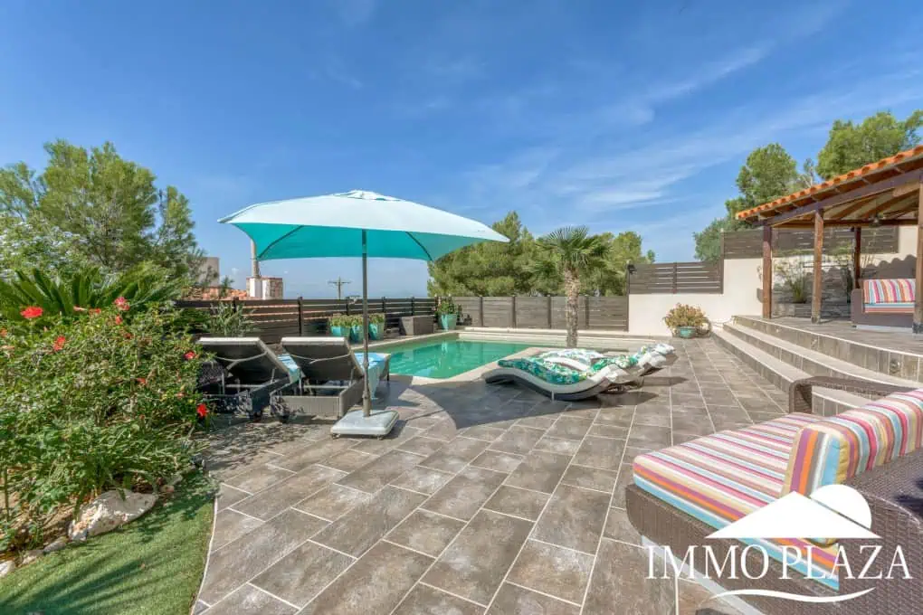 Elegant villa with swimming pool and splendid sea view in Rosas, big plot of more than 1.000m2 !