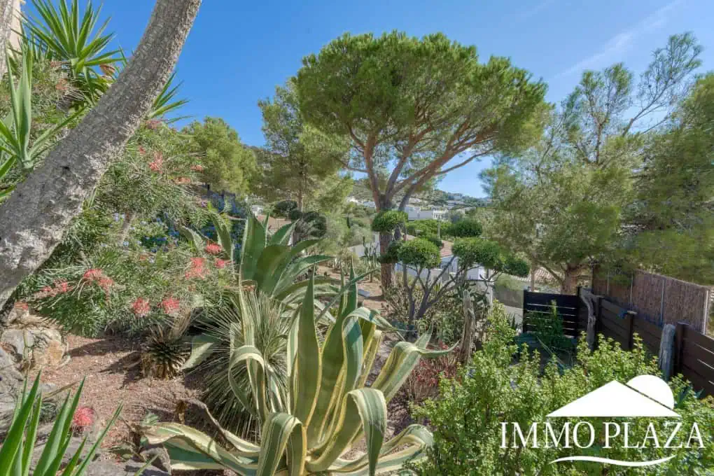 Elegant villa with swimming pool and splendid sea view in Rosas, big plot of more than 1.000m2 !