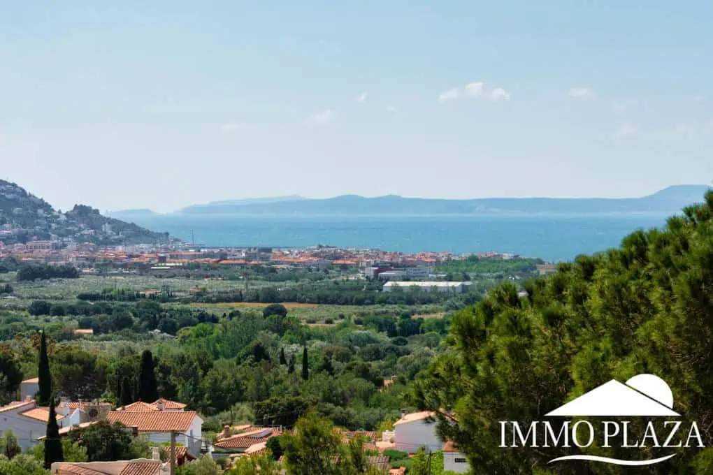 Elegant villa with swimming pool and splendid sea view in Rosas, big plot of more than 1.000m2 !