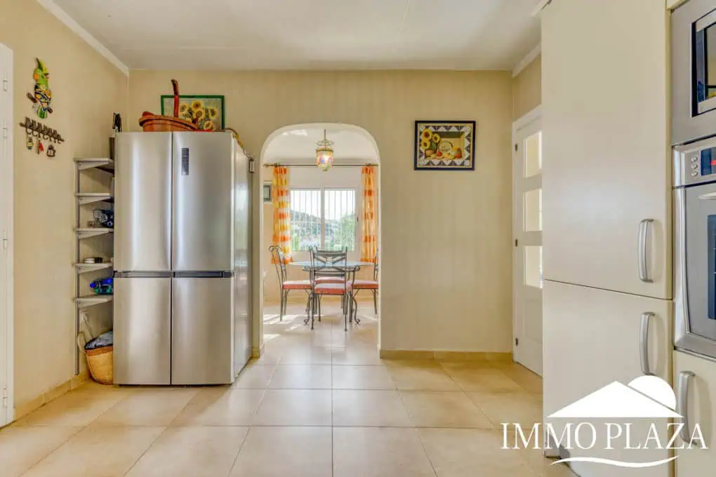Elegant villa with swimming pool and splendid sea view in Rosas, big plot of more than 1.000m2 !