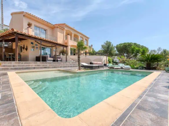 Elegant villa with swimming pool and splendid sea view in Rosas, big plot of more than 1.000m2 !
