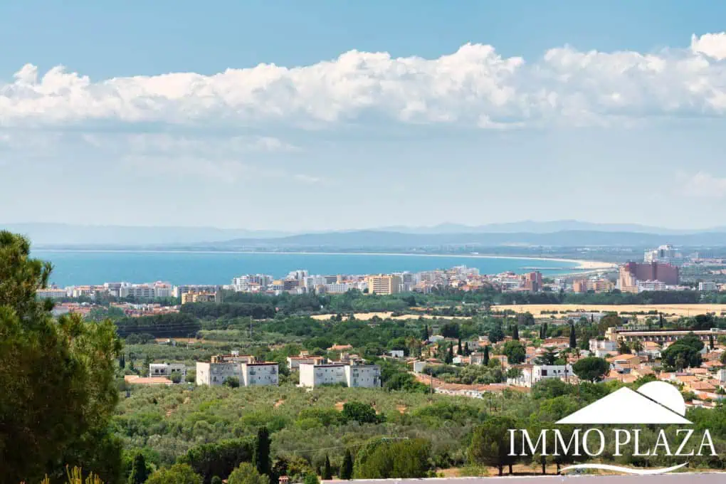 Elegant villa with swimming pool and splendid sea view in Rosas, big plot of more than 1.000m2 !