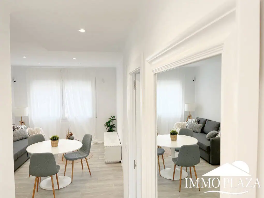 Apartament cantoner completament reformat “2024”, a 5min de la platja; 2 habitacions, 1 bany, 1 terrassa, jardí i piscina compartida