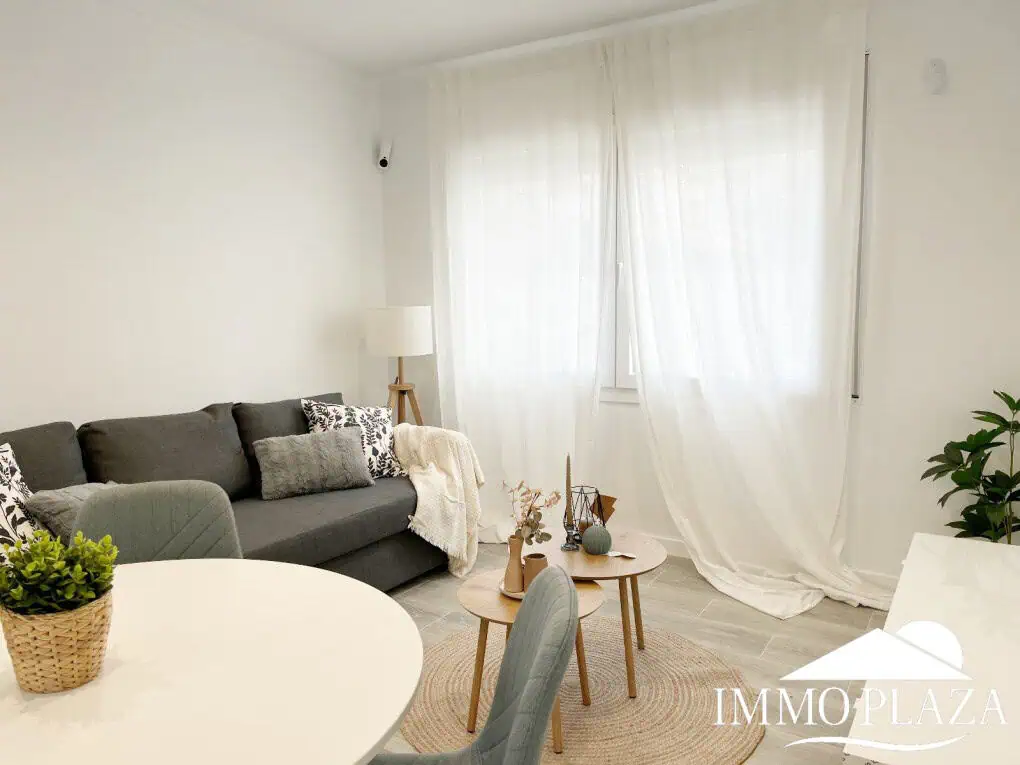 Apartament cantoner completament reformat “2024”, a 5min de la platja; 2 habitacions, 1 bany, 1 terrassa, jardí i piscina compartida