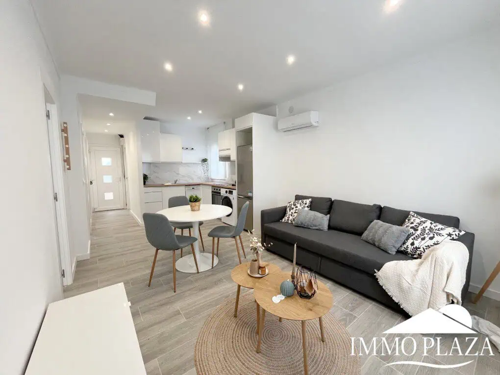 Apartament cantoner completament reformat “2024”, a 5min de la platja; 2 habitacions, 1 bany, 1 terrassa, jardí i piscina compartida