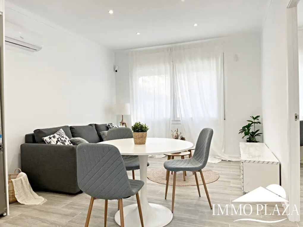 Apartament cantoner completament reformat “2024”, a 5min de la platja; 2 habitacions, 1 bany, 1 terrassa, jardí i piscina compartida