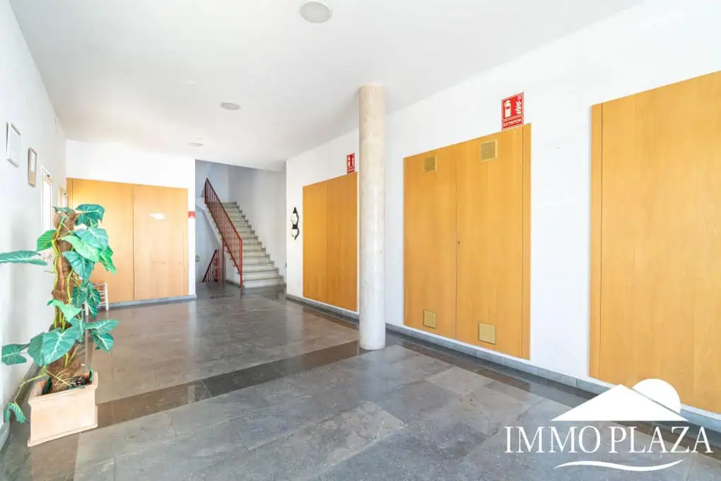 Appartement moderne avec vue sur le canal, 2 chambres, grande terrasse 40m2, débarras et parking. Piscine, jardin et amarrage commun.