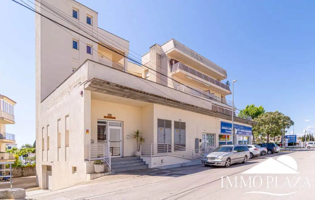 Appartement moderne avec vue sur le canal, 2 chambres, grande terrasse 40m2, débarras et parking. Piscine, jardin et amarrage commun.
