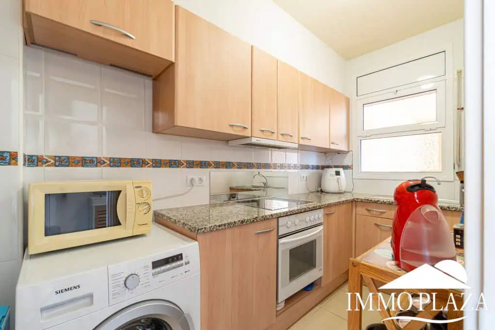Appartement moderne avec vue sur le canal, 2 chambres, grande terrasse 40m2, débarras et parking. Piscine, jardin et amarrage commun.