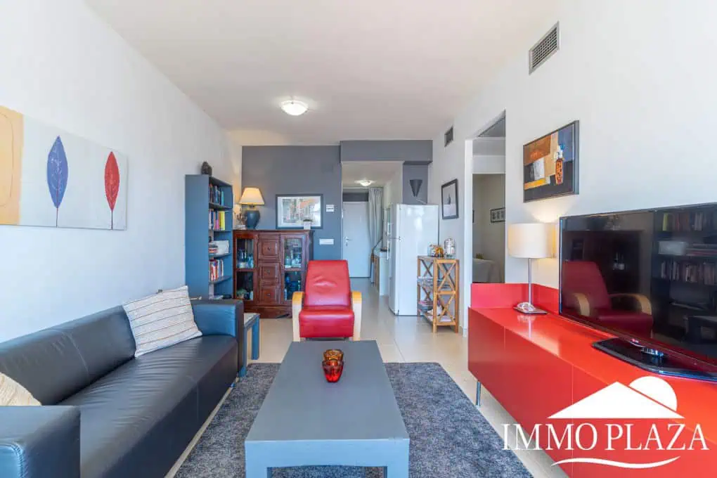 Appartement moderne avec vue sur le canal, 2 chambres, grande terrasse 40m2, débarras et parking. Piscine, jardin et amarrage commun.