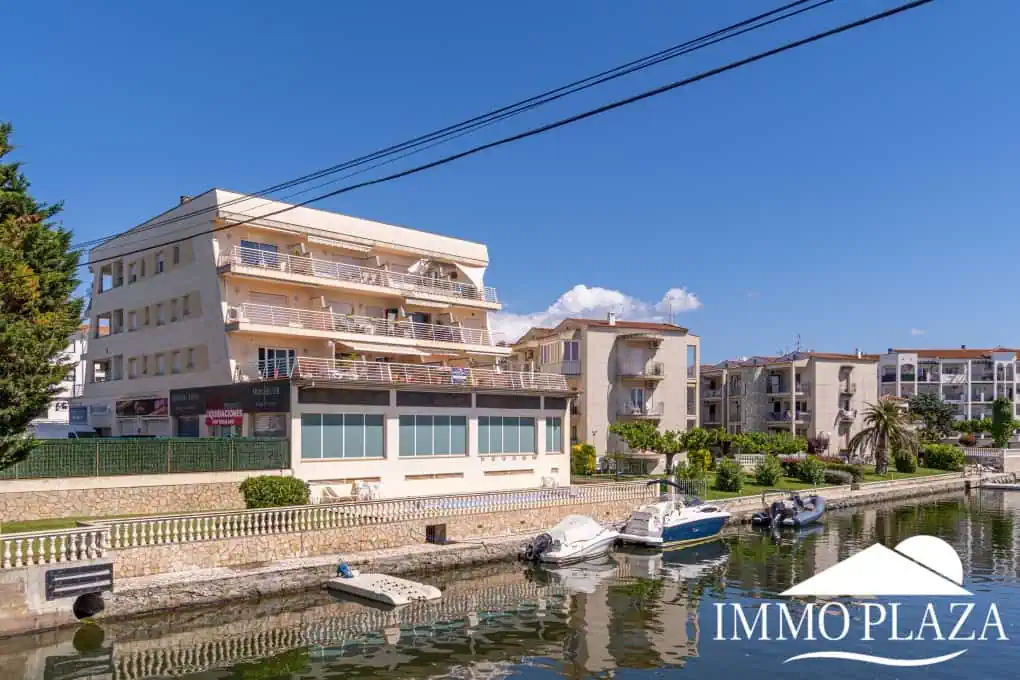 Appartement moderne avec vue sur le canal, 2 chambres, grande terrasse 40m2, débarras et parking. Piscine, jardin et amarrage commun.
