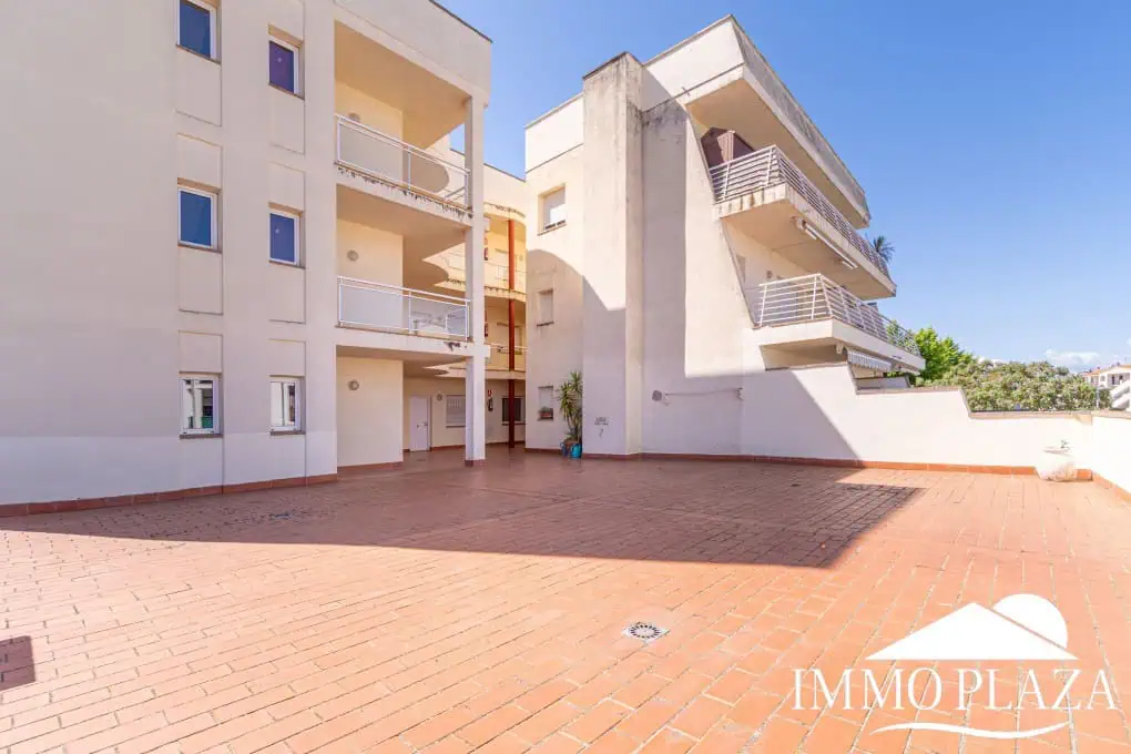 Appartement moderne avec vue sur le canal, 2 chambres, grande terrasse 40m2, débarras et parking. Piscine, jardin et amarrage commun.