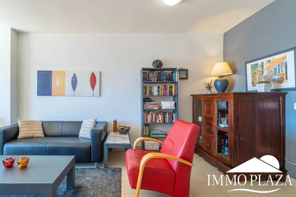 Appartement moderne avec vue sur le canal, 2 chambres, grande terrasse 40m2, débarras et parking. Piscine, jardin et amarrage commun.