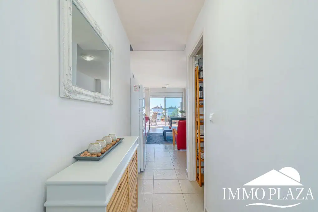 Appartement moderne avec vue sur le canal, 2 chambres, grande terrasse 40m2, débarras et parking. Piscine, jardin et amarrage commun.