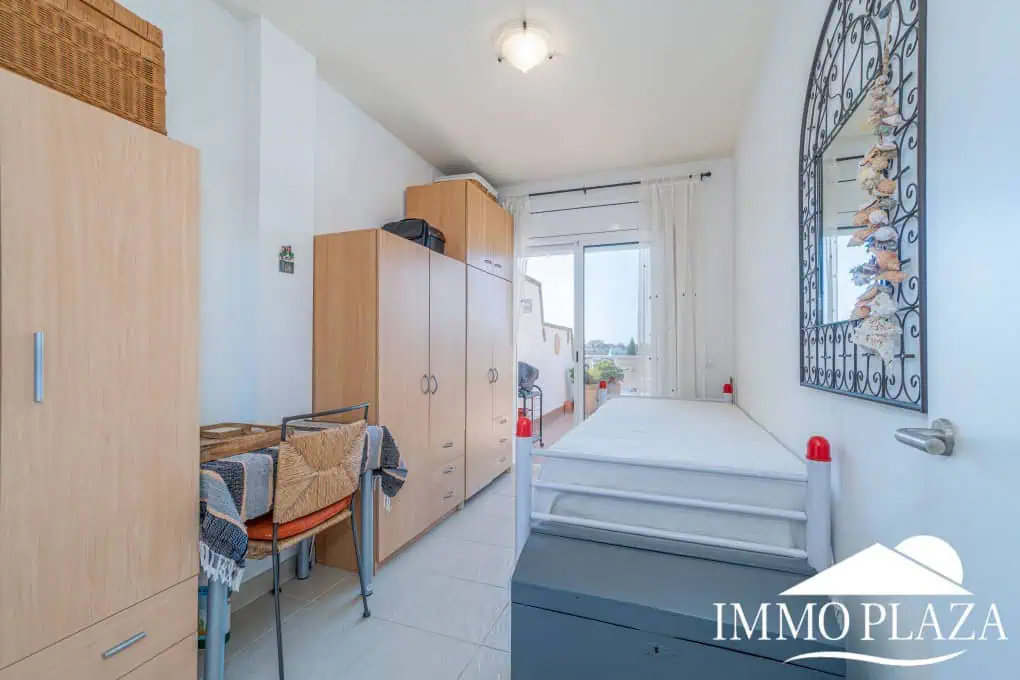 Appartement moderne avec vue sur le canal, 2 chambres, grande terrasse 40m2, débarras et parking. Piscine, jardin et amarrage commun.