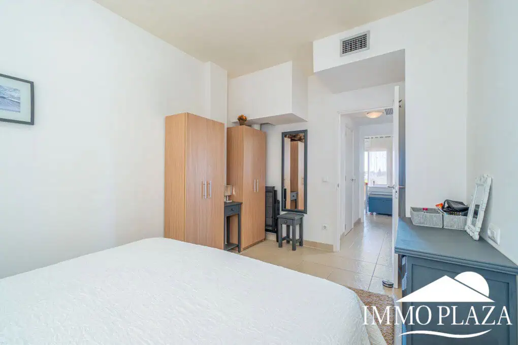 Appartement moderne avec vue sur le canal, 2 chambres, grande terrasse 40m2, débarras et parking. Piscine, jardin et amarrage commun.