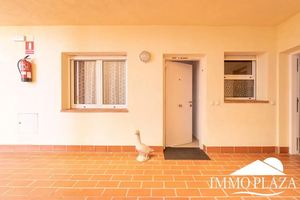Appartement moderne avec vue sur le canal, 2 chambres, grande terrasse 40m2, débarras et parking. Piscine, jardin et amarrage commun.