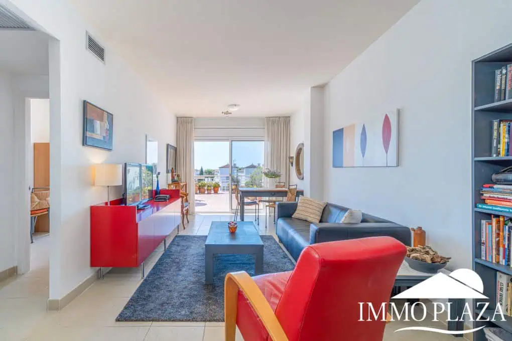 Appartement moderne avec vue sur le canal, 2 chambres, grande terrasse 40m2, débarras et parking. Piscine, jardin et amarrage commun.