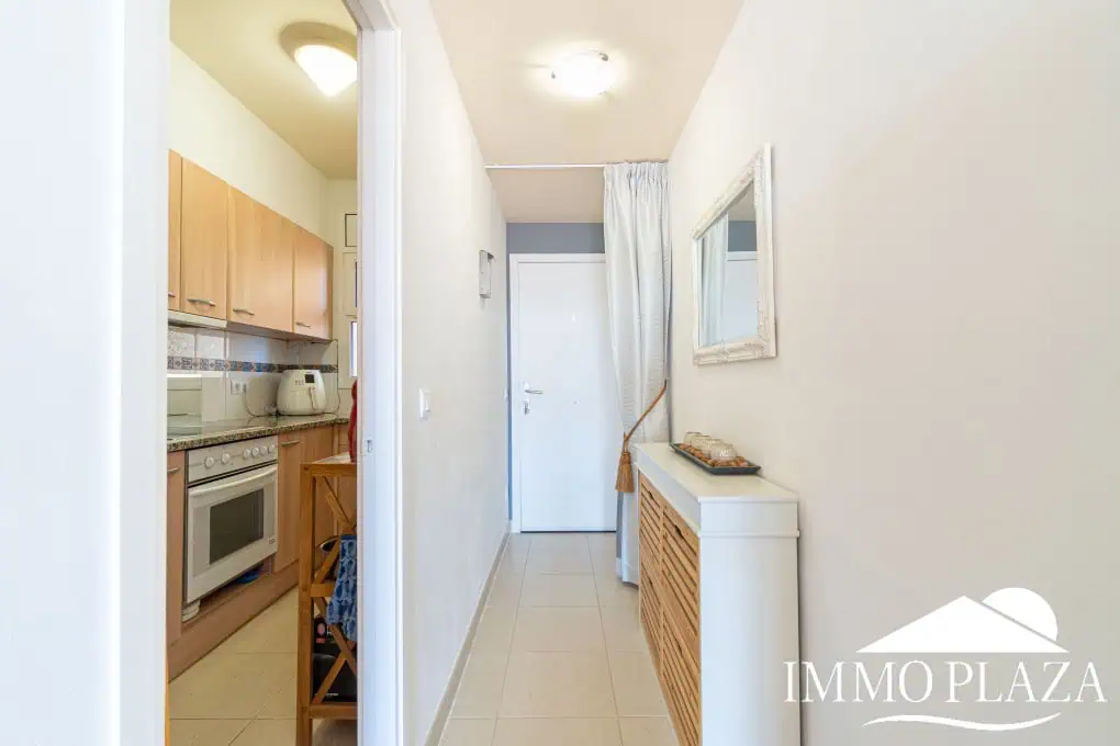 Appartement moderne avec vue sur le canal, 2 chambres, grande terrasse 40m2, débarras et parking. Piscine, jardin et amarrage commun.