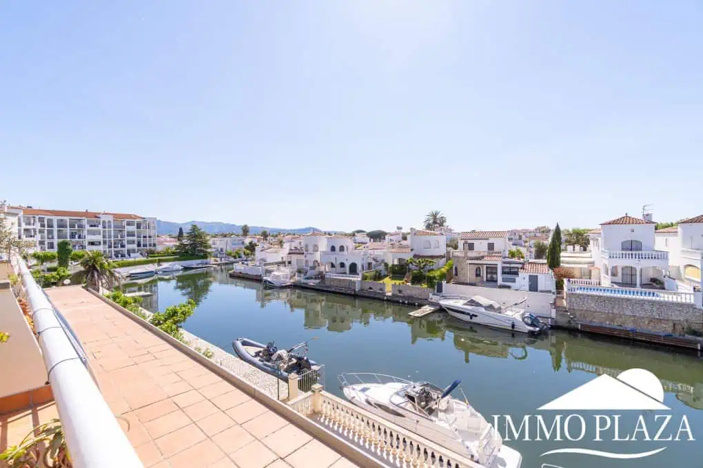 Appartement moderne avec vue sur le canal, 2 chambres, grande terrasse 40m2, débarras et parking. Piscine, jardin et amarrage commun.