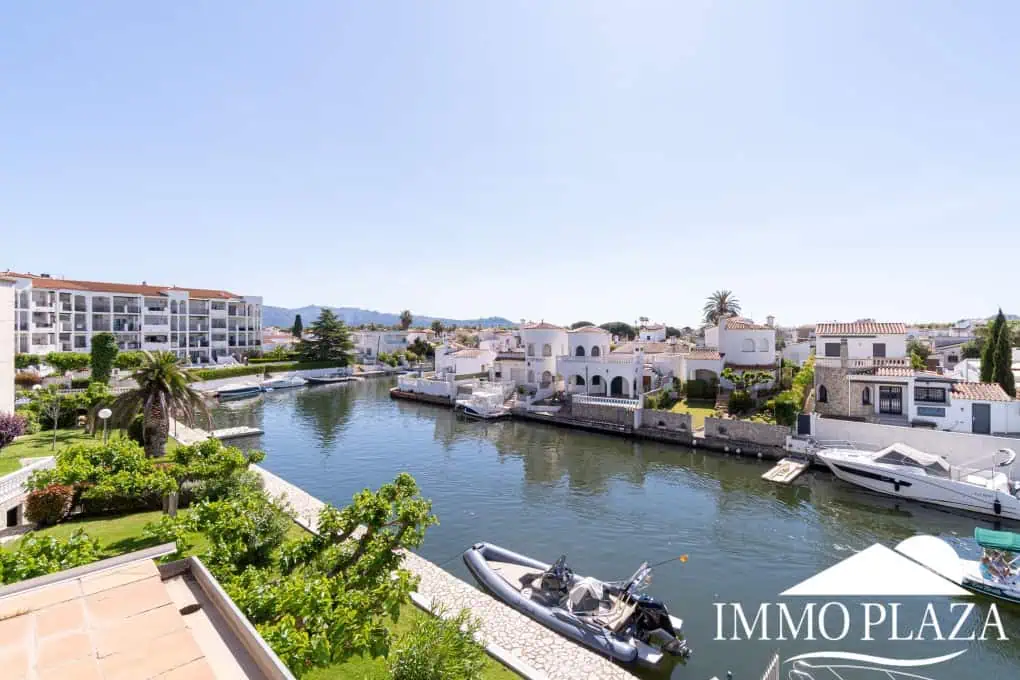 Appartement moderne avec vue sur le canal, 2 chambres, grande terrasse 40m2, débarras et parking. Piscine, jardin et amarrage commun.
