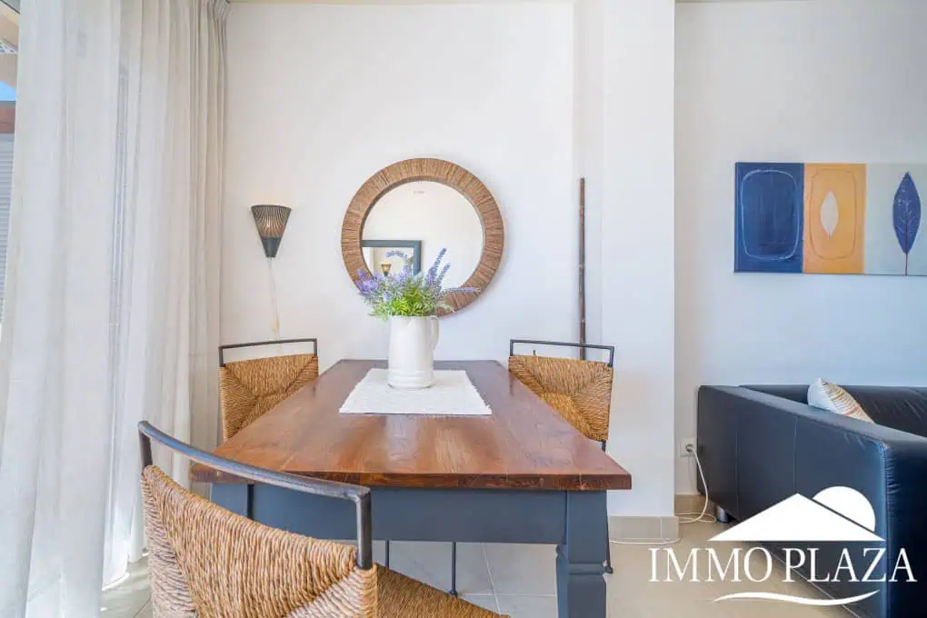 Appartement moderne avec vue sur le canal, 2 chambres, grande terrasse 40m2, débarras et parking. Piscine, jardin et amarrage commun.