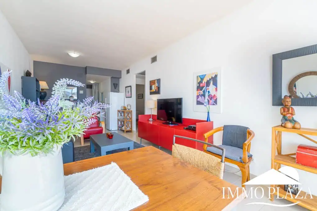 Appartement moderne avec vue sur le canal, 2 chambres, grande terrasse 40m2, débarras et parking. Piscine, jardin et amarrage commun.
