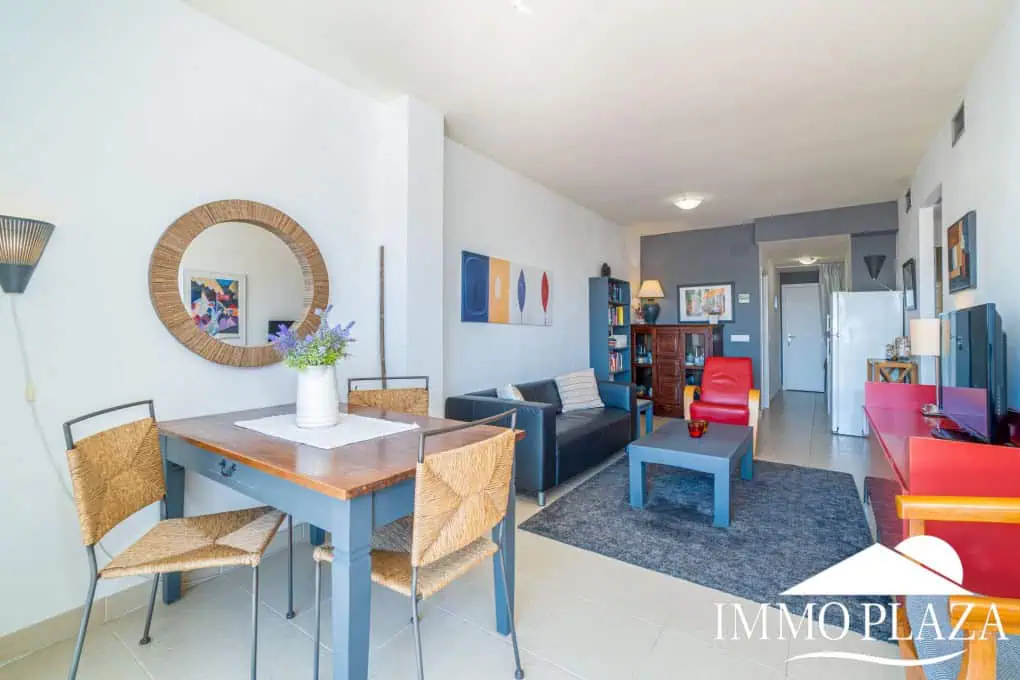 Appartement moderne avec vue sur le canal, 2 chambres, grande terrasse 40m2, débarras et parking. Piscine, jardin et amarrage commun.