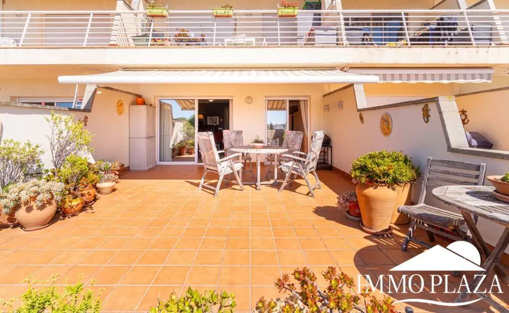 Appartement moderne avec vue sur le canal, 2 chambres, grande terrasse 40m2, débarras et parking. Piscine, jardin et amarrage commun.
