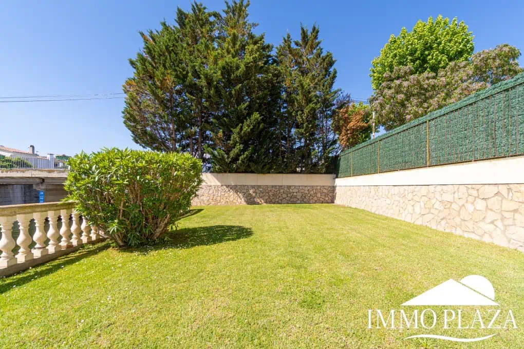 Appartement moderne avec vue sur le canal, 2 chambres, grande terrasse 40m2, débarras et parking. Piscine, jardin et amarrage commun.
