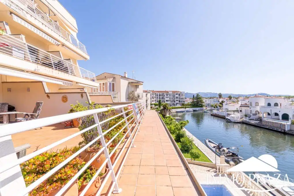 Appartement moderne avec vue sur le canal, 2 chambres, grande terrasse 40m2, débarras et parking. Piscine, jardin et amarrage commun.