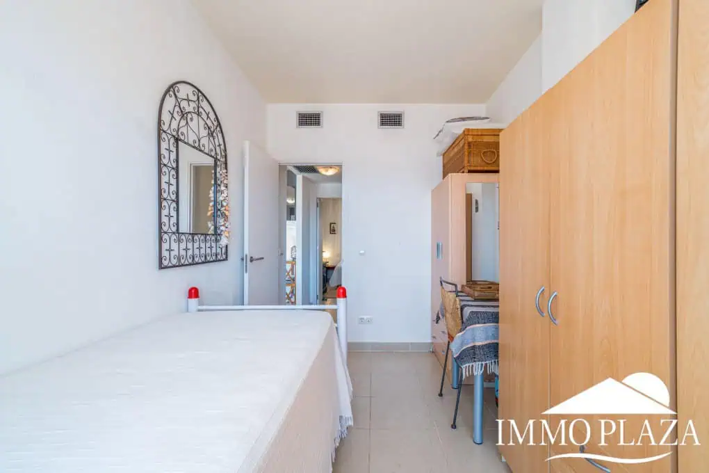 Appartement moderne avec vue sur le canal, 2 chambres, grande terrasse 40m2, débarras et parking. Piscine, jardin et amarrage commun.