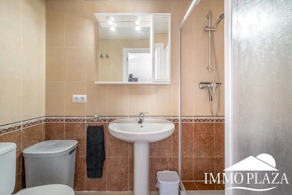 Appartement moderne avec vue sur le canal, 2 chambres, grande terrasse 40m2, débarras et parking. Piscine, jardin et amarrage commun.
