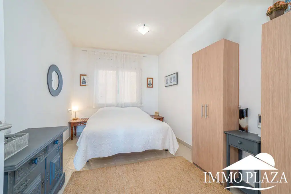 Appartement moderne avec vue sur le canal, 2 chambres, grande terrasse 40m2, débarras et parking. Piscine, jardin et amarrage commun.