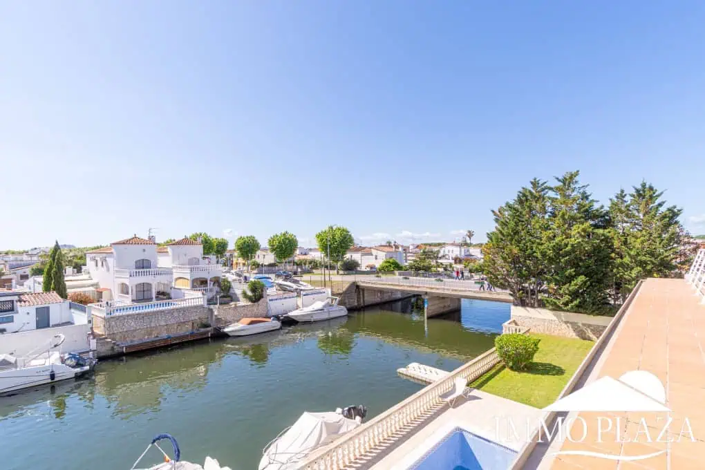 Appartement moderne avec vue sur le canal, 2 chambres, grande terrasse 40m2, débarras et parking. Piscine, jardin et amarrage commun.