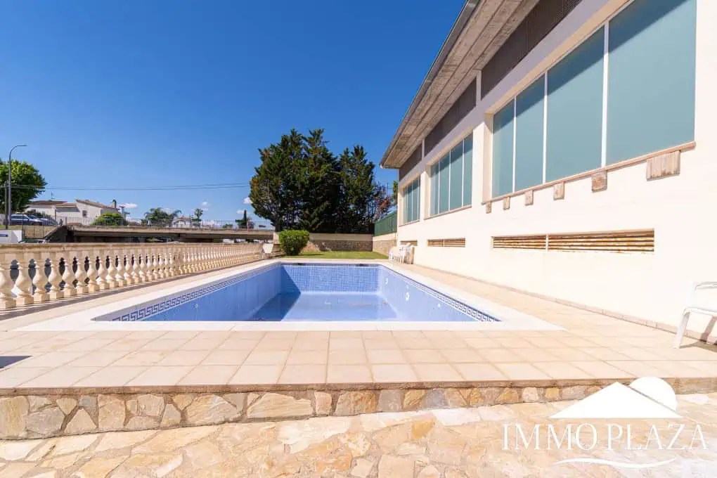 Appartement moderne avec vue sur le canal, 2 chambres, grande terrasse 40m2, débarras et parking. Piscine, jardin et amarrage commun.